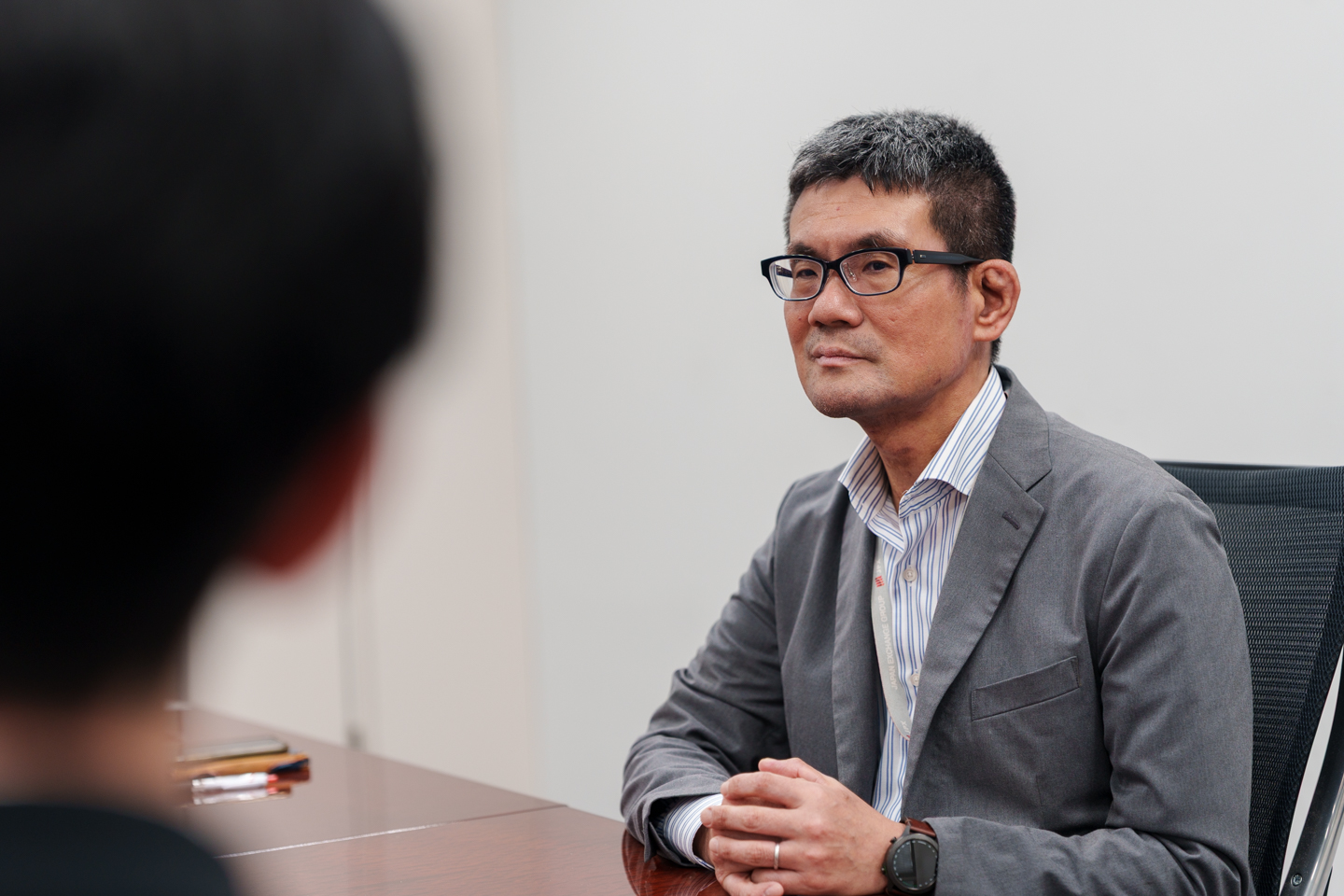 インタビューに答える塚本浩敏氏